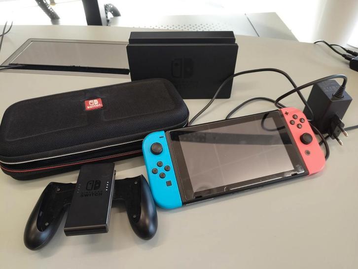 Nintendo Switch met accessoires en hoes, Spelcomputers en Games, Spelcomputers | Nintendo Switch, Zo goed als nieuw, Switch Original
