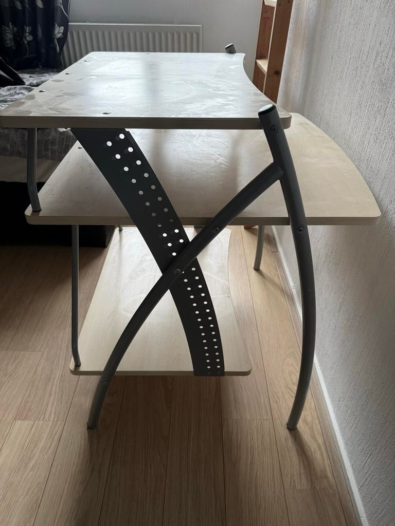 Nette computer tafel/bureau, Huis en Inrichting, Bureaus, Gebruikt, Ophalen