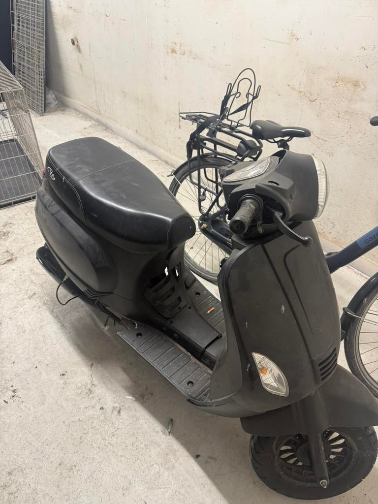 Scooter, Fietsen en Brommers, Snorfietsen en Snorscooters, Ophalen of Verzenden, Zo goed als nieuw, Benzine, Overige merken