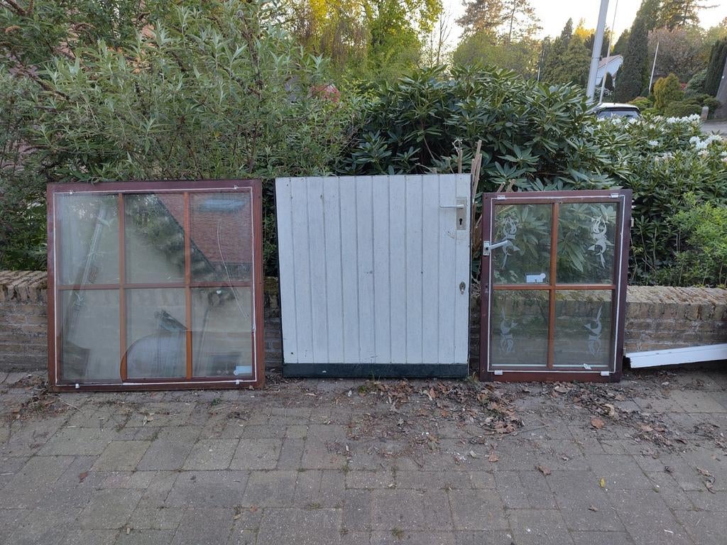 2 oude ramen en een deurdeel, Doe-het-zelf en Verbouw, Glas en Ramen, Ophalen, Gevelraam of Ruit, Gebruikt, 80 tot 120 cm