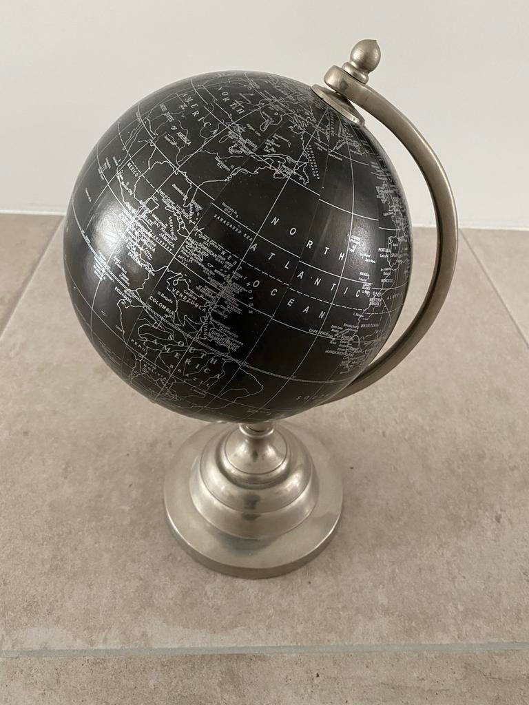 Stijlvolle Zwarte Wereldbol met Zilveren Voet, Ophalen of Verzenden, Zo goed als nieuw