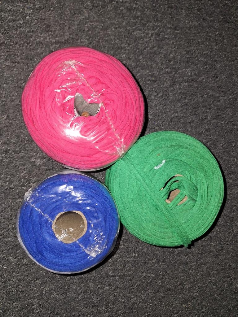 Drie bollen T-shirt garen / spagetti garen - Ede, Hobby en Vrije tijd, Breien en Haken, Ophalen of Verzenden, Breien of Haken