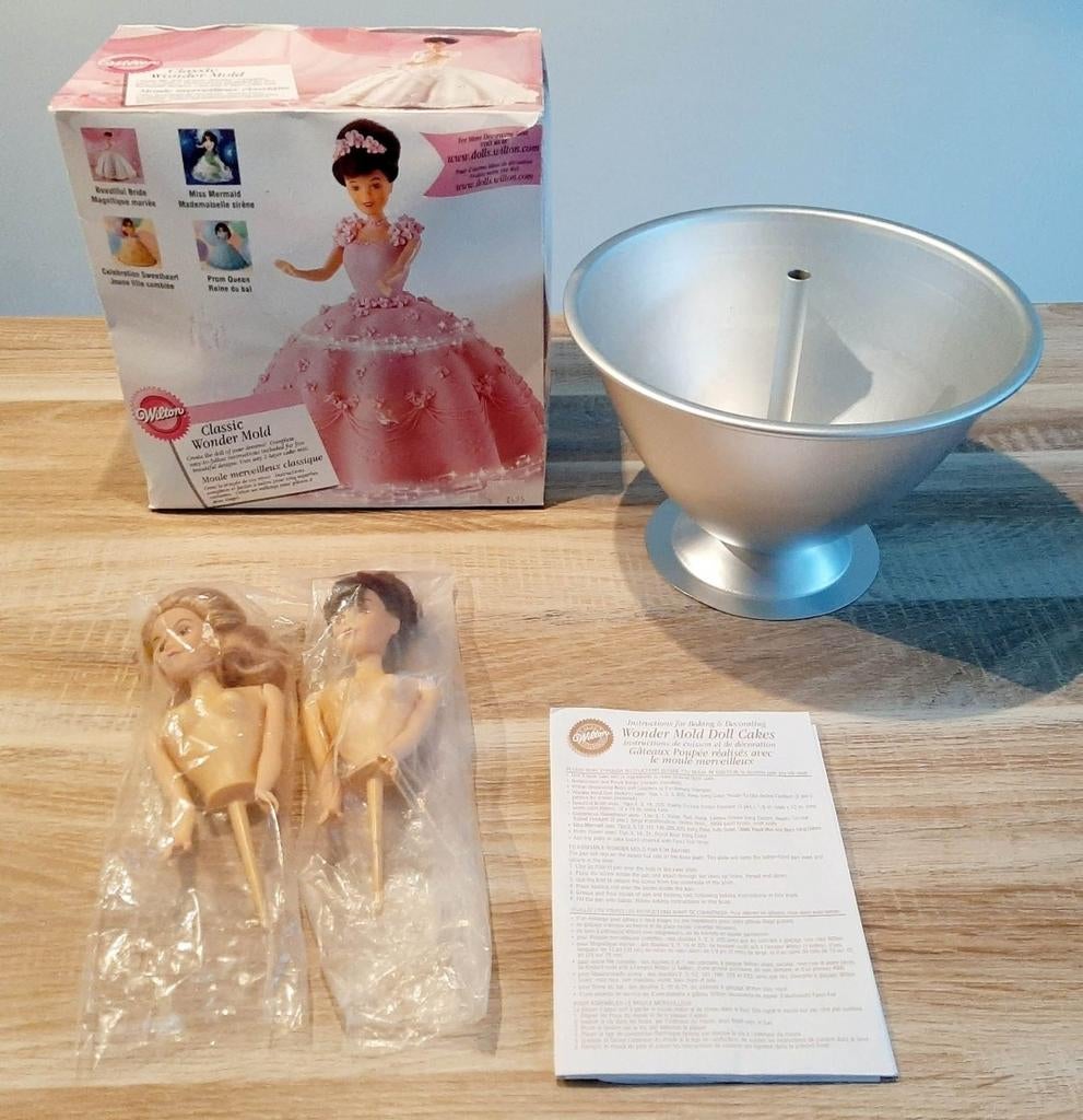 Wilton Wonder Mold + 2 Barbie popjes – prinsessen taart, Ophalen of Verzenden, Zo goed als nieuw, Taarten, Bakvorm
