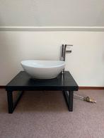 Keramische wasbak met kraan op modern plateau, Ophalen, Gebruikt