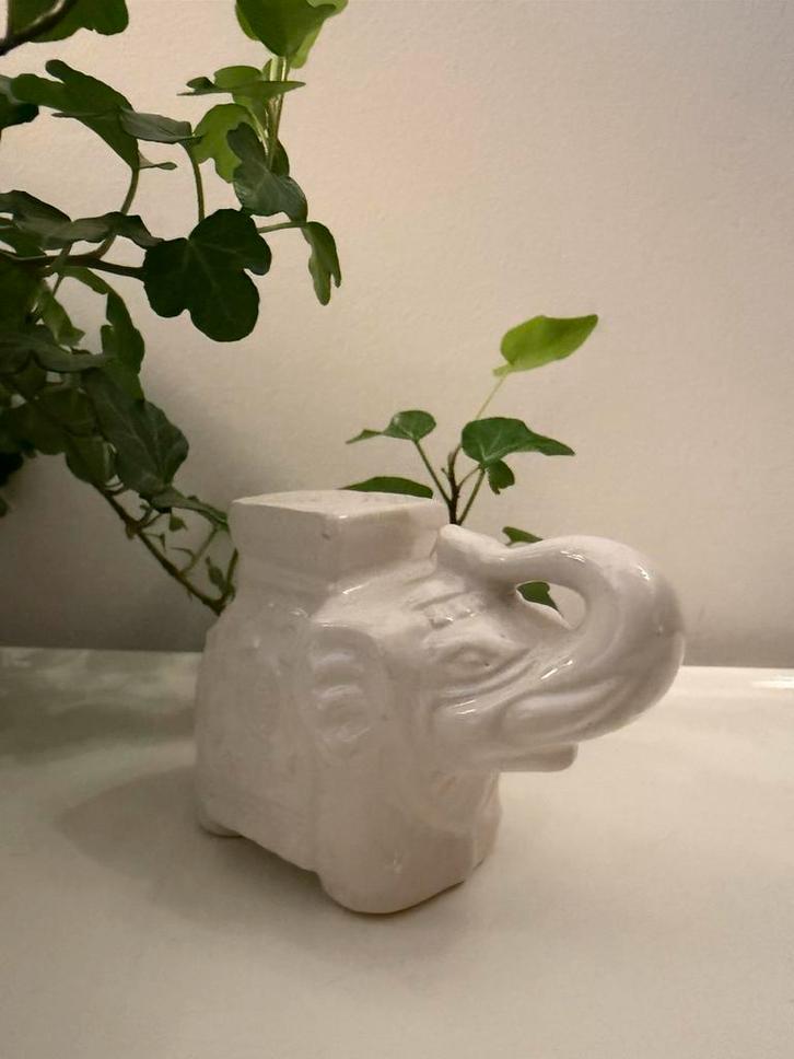 Wit keramieken beeldje olifant, Verzamelen, Beelden en Beeldjes, Zo goed als nieuw, Dier, Ophalen of Verzenden