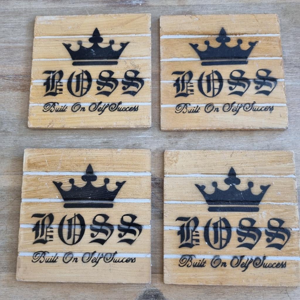 Set van 4 houten onderzetters met 'BOSS' opdruk, Ophalen of Verzenden, Nieuw, Glas of Kopje