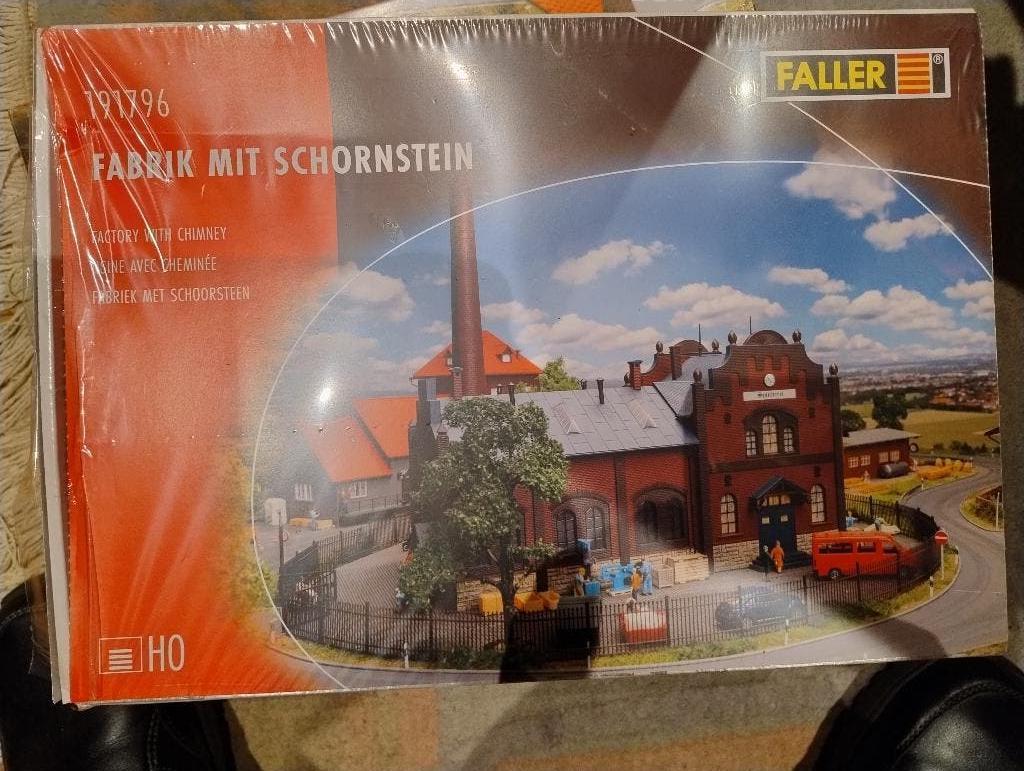 Faller H0 191796 – Fabrik mit Schornstein., Gelijkstroom of Wisselstroom, Brug, Tunnel of Gebouw, Nieuw, Ophalen
