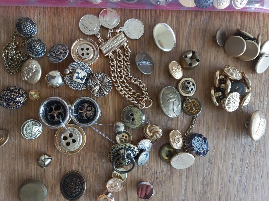 Goudkleurige knopen, Hobby en Vrije tijd, Naaien en Fournituren, Knoop of Knopen, Ophalen of Verzenden