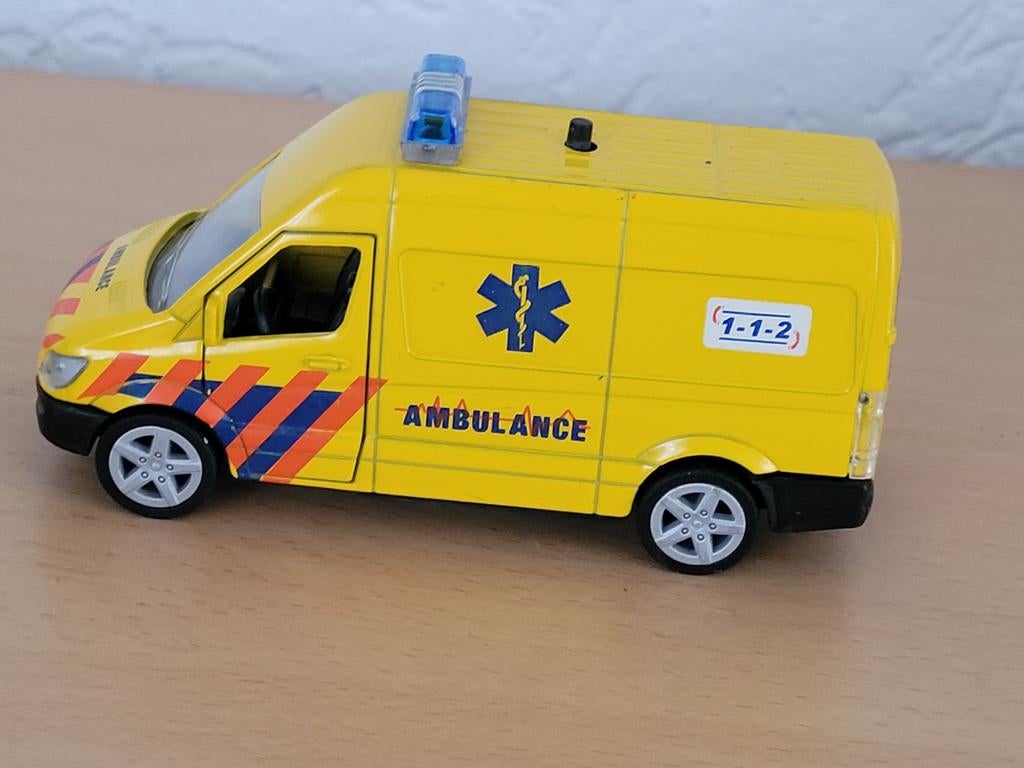 Speelgoed ambulance auto, Kinderen en Baby's, Speelgoed | Speelgoedvoertuigen, Ophalen of Verzenden, Gebruikt