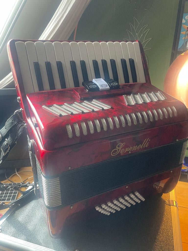 Serenelli Accordeon, Overige merken, 32-bas, Met koffer, Zo goed als nieuw