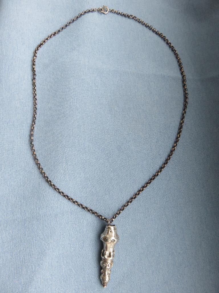 Antieke breinaald houder aan jasseron ketting, Ophalen of Verzenden, Zilver