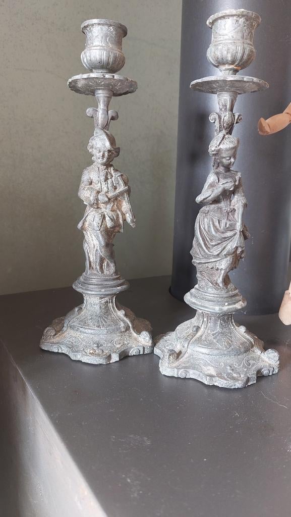Antieke Zware Kandelaars met Figuurlijke Decoratie, Antiek en Kunst, Ophalen