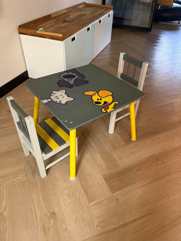 Kinder speeltafel met 2 stoeltjes, Kinderen en Baby's, Kinderkamer | Tafels en Stoelen, Ophalen, Gebruikt, Tafel(s) en Stoel(en)