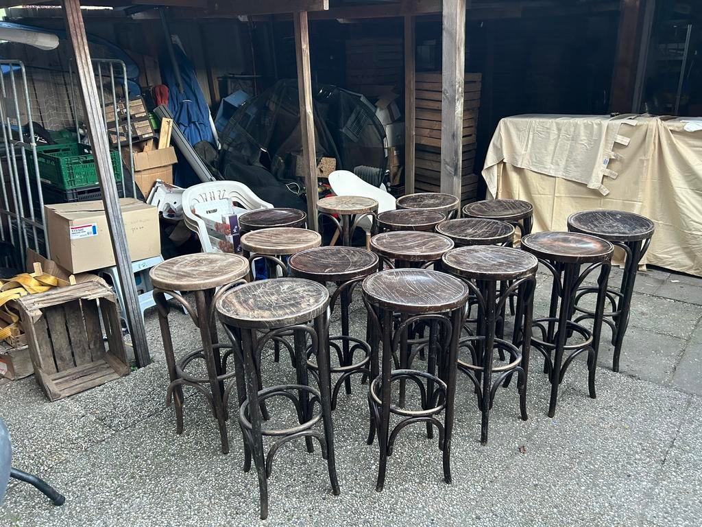 15 stuks houten barkrukken thonet, Huis en Inrichting, 5 krukken of meer, Ophalen of Verzenden, Zo goed als nieuw, 60 tot 90 cm