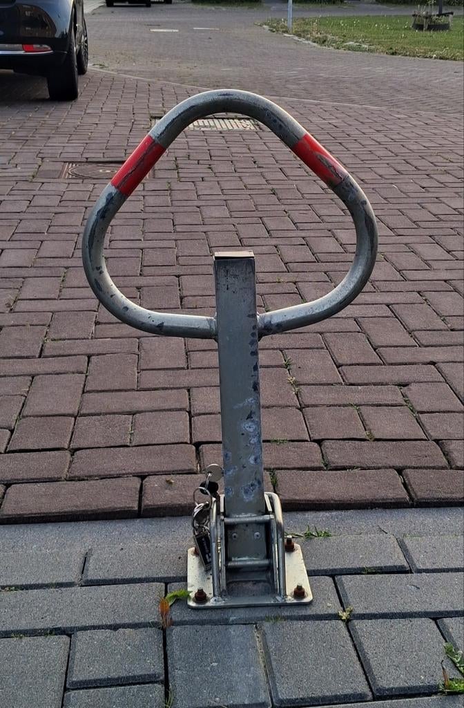 Parkeerplaats beugel. Parkeerbeugel. Neerklapbaar. Met slot., Ophalen of Verzenden