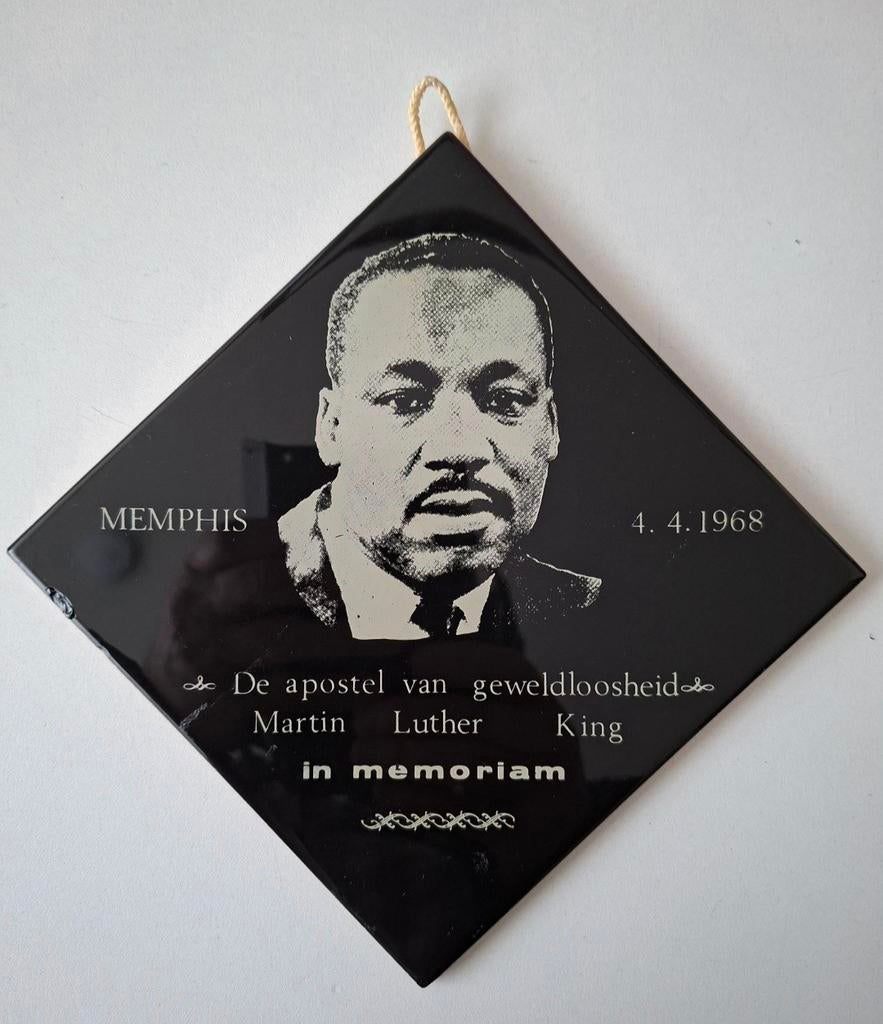Tegel Martin Luther King 'De apostel van geweldloosheid', Antiek en Kunst, Antiek | Wandborden en Tegels, Ophalen of Verzenden