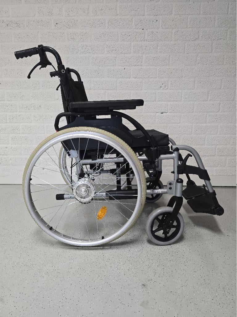 Inklapbare Breezy PariX² rolstoel met handremmen begeleider