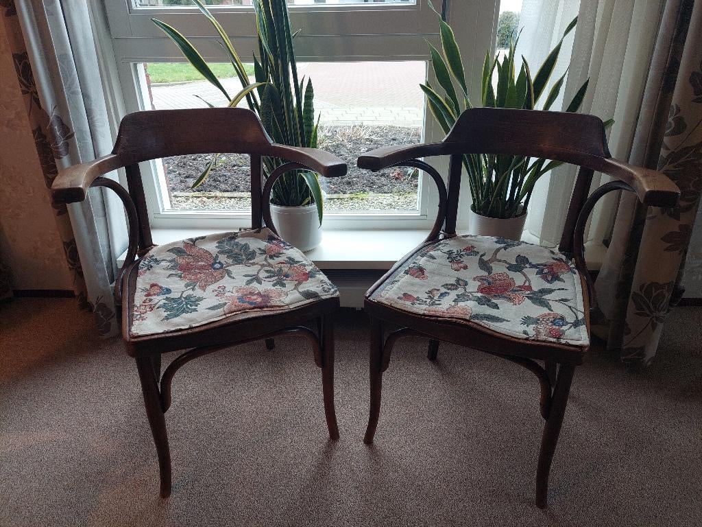 Twee antieke houten stoelen met zelfgemaakte kleedjes, Ophalen