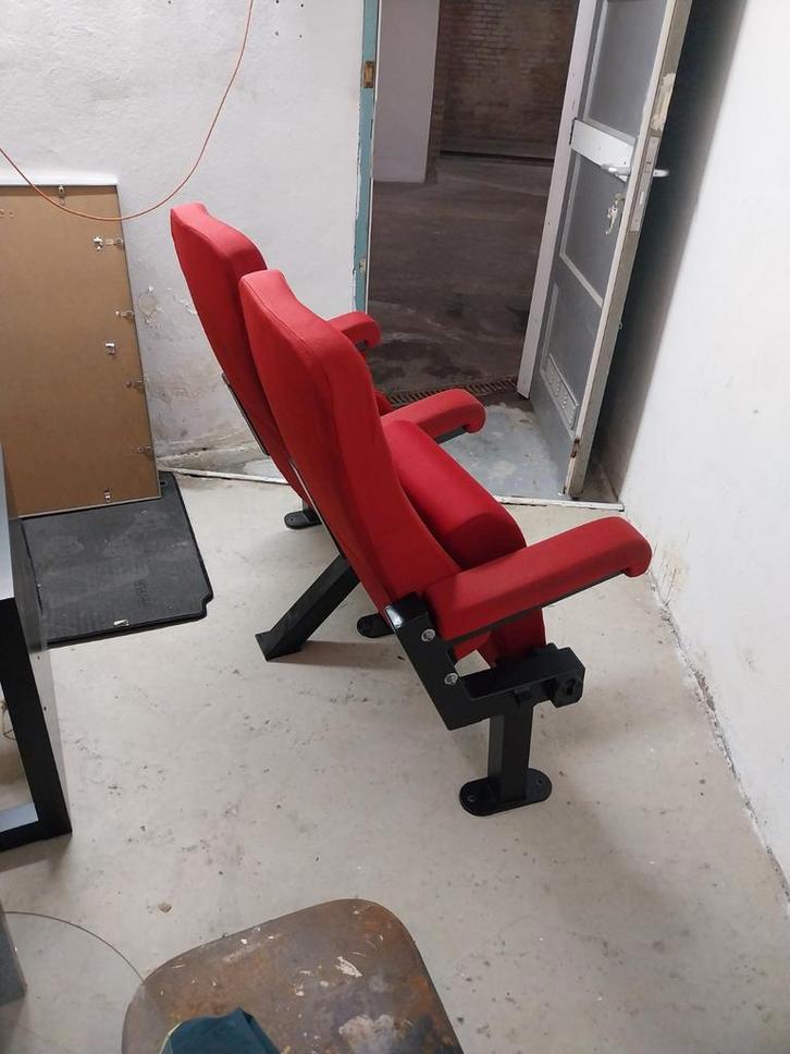 Bioscoopstoelen - Set van 2 rode stoelen, Huis en Inrichting, Stoelen, Gebruikt, Twee, Metaal, Stof, Rood, Ophalen