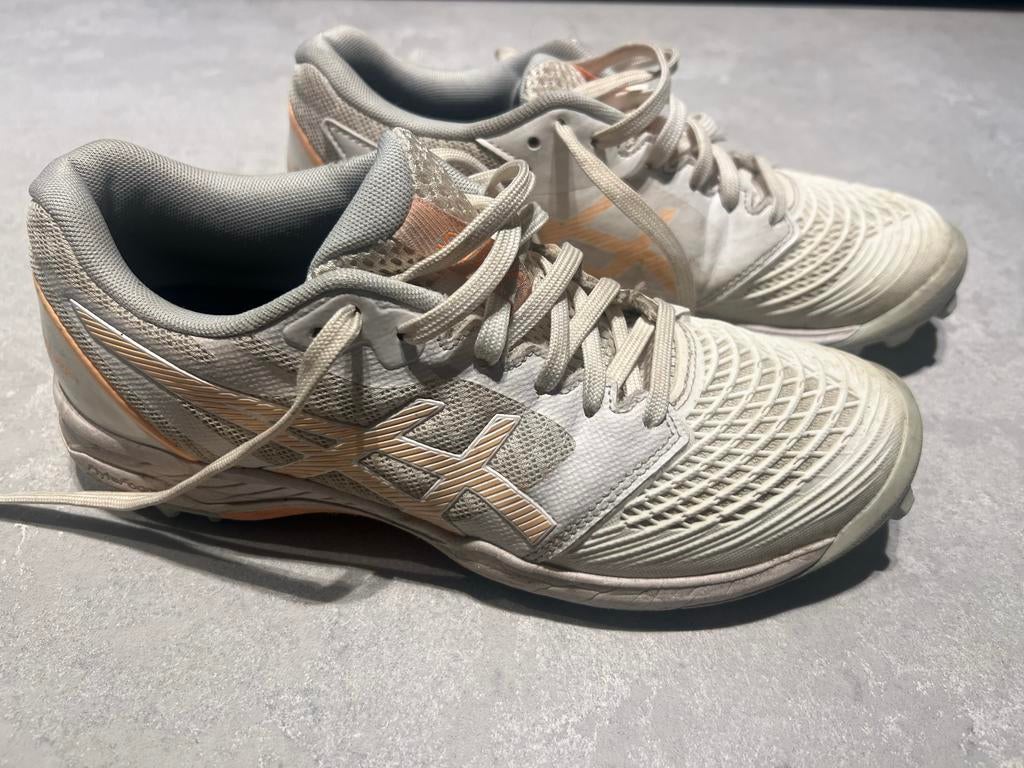 Asics Kunstgrasschoen Maat 37,5, Sport en Fitness, Korfbal, Ophalen, Gebruikt, Schoenen
