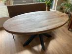 Ovalen tafel van mangohout met zwarte spinpoot, Huis en Inrichting, Tafels | Eettafels, Ophalen, Gebruikt, 50 tot 100 cm, Vijf personen of meer