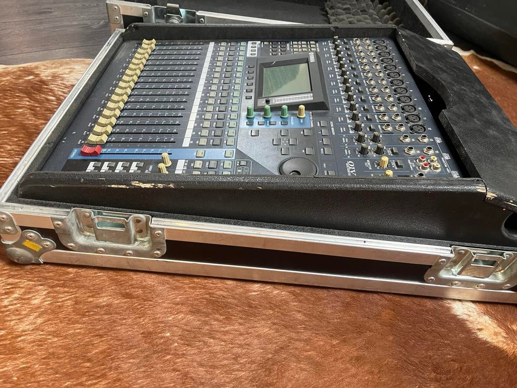 Flightcase met Yamaha 01V96 mixer (defecte faders), Ophalen, Gebruikt, 10 tot 20 kanalen, Microfooningang