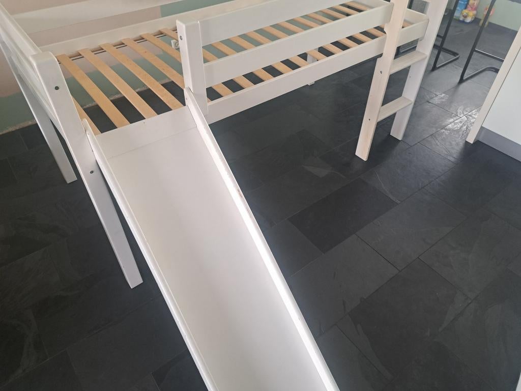 Witte kinderhoogslaper met glijbaan, matras en thema's, Kinderen en Baby's, Kinderkamer | Stapelbedden en Hoogslapers, Gebruikt