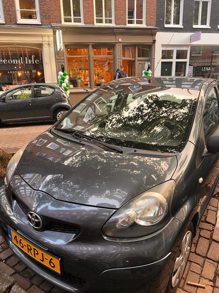 Toyota Aygo 1.0 12V Vvt-i 5DRS 2011 Grijs, Auto's, Voorwielaandrijving, 4 stoelen, 68 pk, Origineel Nederlands