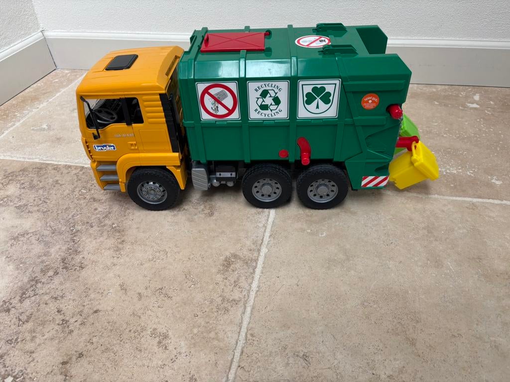 Bruder vuilniswagen, Ophalen, Zo goed als nieuw