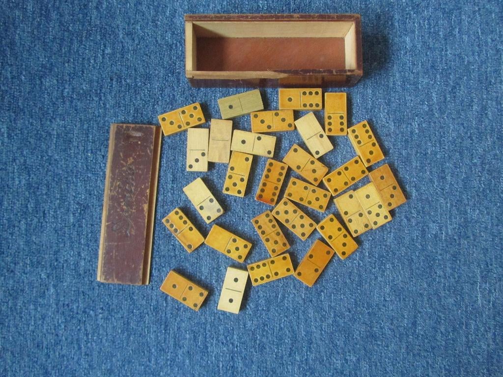 28 Oude Houten Dominostenen in kistje, Ophalen of Verzenden