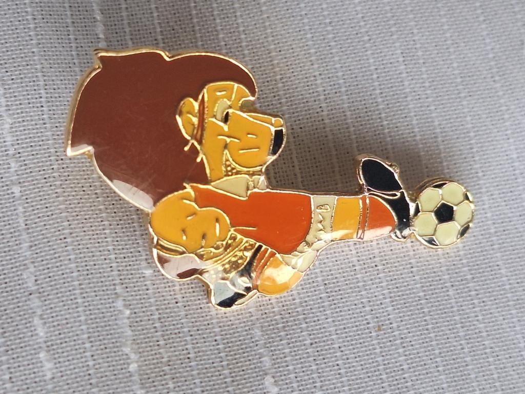 KNVB Loeki de Leeuw pin, 1992 (#2), Verzamelen, Speldjes, Pins en Buttons, Ophalen of Verzenden, Zo goed als nieuw, Sport, Speldje of Pin