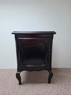 Zwart kastje met sierlijke poten, Ophalen