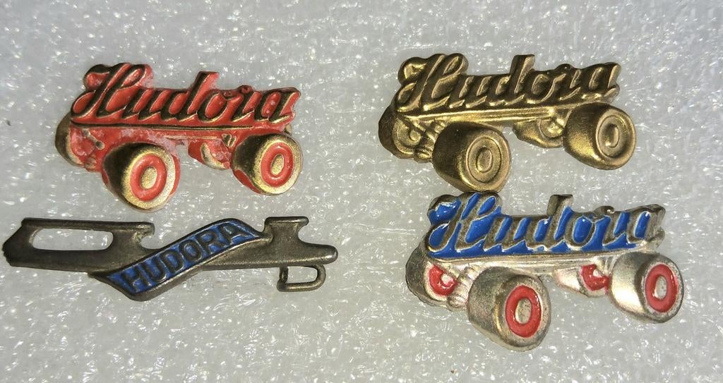 4 Speldjes HUDORA Schaatsen en Rolschaatsen, Verzamelen, Speldjes, Pins en Buttons, Ophalen of Verzenden, Gebruikt, Sport, Speldje of Pin