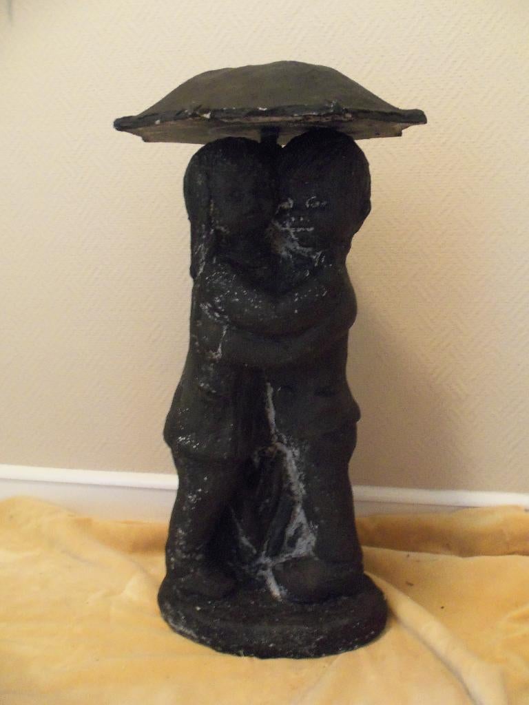Erg leuk waterornament - jongen en meisje onder paraplu, Ophalen, Gebruikt, Beton, Waterornament