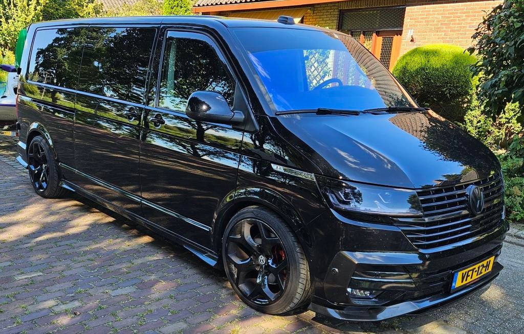 Volkswagen Transporter Kombi 2021 Zwart, Auto's, Voorwielaandrijving, 4 cilinders, Volkswagen, Zwart