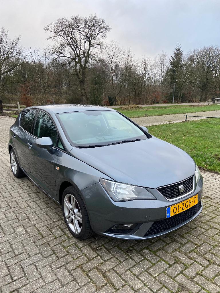 Seat Ibiza 1.2 63KW 5DRS 2012 Grijs, Auto's, Voorwielaandrijving, Stof, 40 €/maand, Zwart