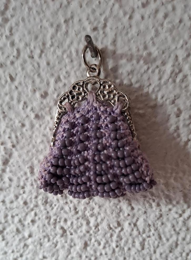 Leuk handgemaakt hangertje in de vorm van een beursje.👛, Sieraden, Tassen en Uiterlijk, Kettinghangers, Zo goed als nieuw, Overige materialen