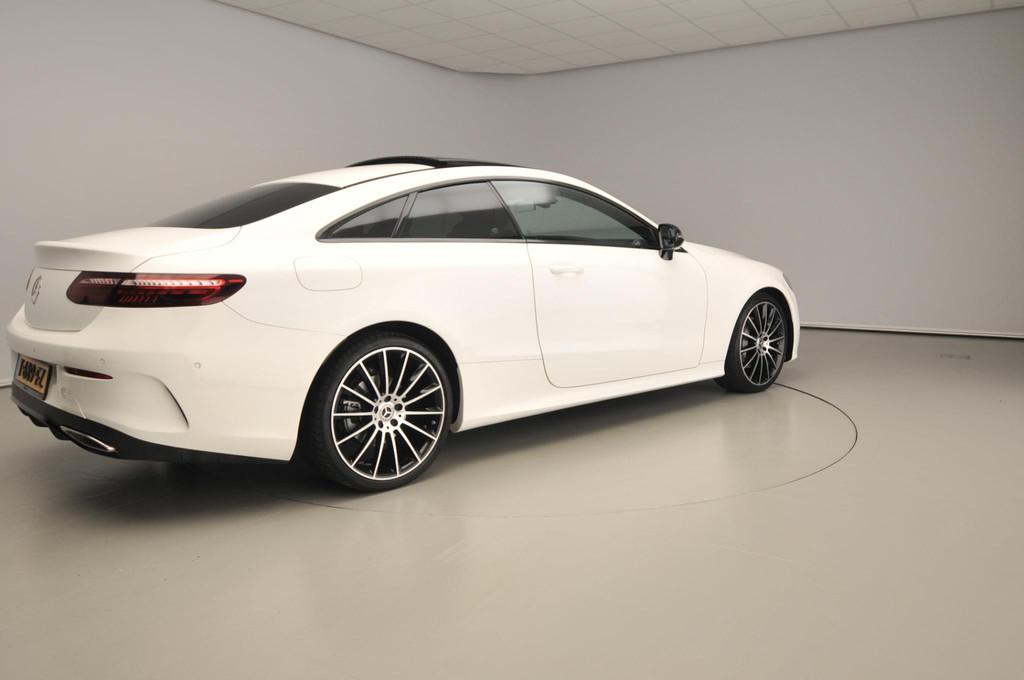 Mercedes-Benz E-klasse Coupé 200 AMG Line Widescreen | Pano, Auto's, Mercedes-Benz, Automaat, 4 cilinders, Wit, 14 km/l