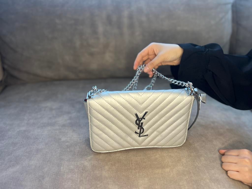 YSL grijze quilted tas, Sieraden, Tassen en Uiterlijk, Tassen | Damestassen, Ophalen of Verzenden, Zo goed als nieuw, Grijs, Schoudertasje