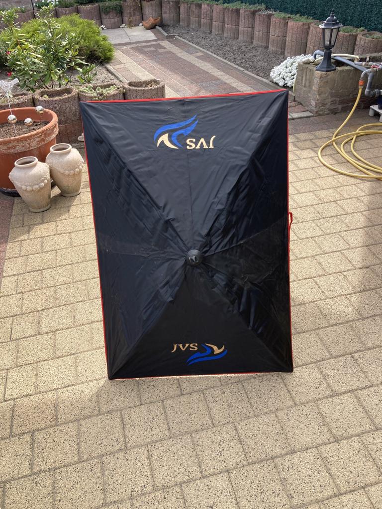 Te Koop Kleine Paraplu van J.V.S. voor boven de Voerbak, Watersport en Boten, Hengelsport | Witvissen, Ophalen, Zo goed als nieuw