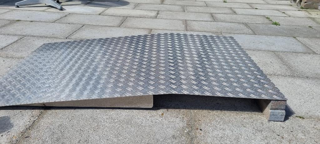 Brede oprijplaat  voor elektrische, duw of gewone rolstoel., Ophalen, Zo goed als nieuw, Elektrische rolstoel