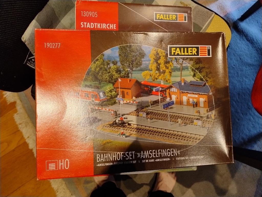 Faller 190277 – Bahnhof-Set “Amselfingen”, Hobby en Vrije tijd, Modeltreinen | H0, Nieuw, Brug, Tunnel of Gebouw, Gelijkstroom of Wisselstroom