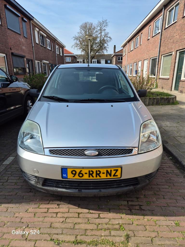 Ford Fiësta 1.3 8V 3DR 2005 Grijs, Auto's, 1299 cc, 40 €/maand, 4 cilinders, Origineel Nederlands