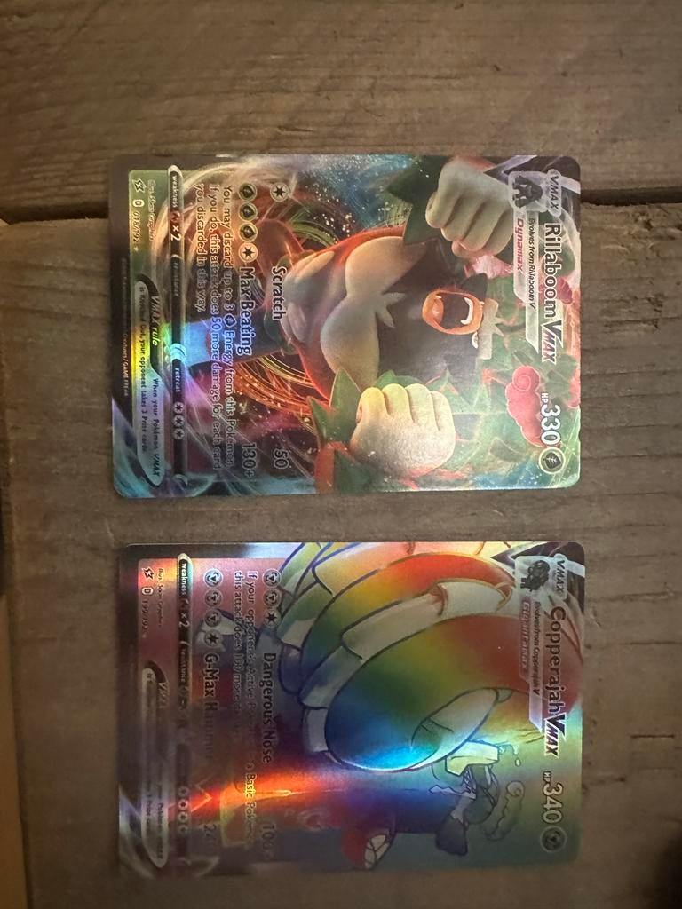 2 Pokémon VMAX kaarten: Rillaboom VMAX & Copperajah VMAX, Ophalen of Verzenden, Zo goed als nieuw, Meerdere kaarten, Foil