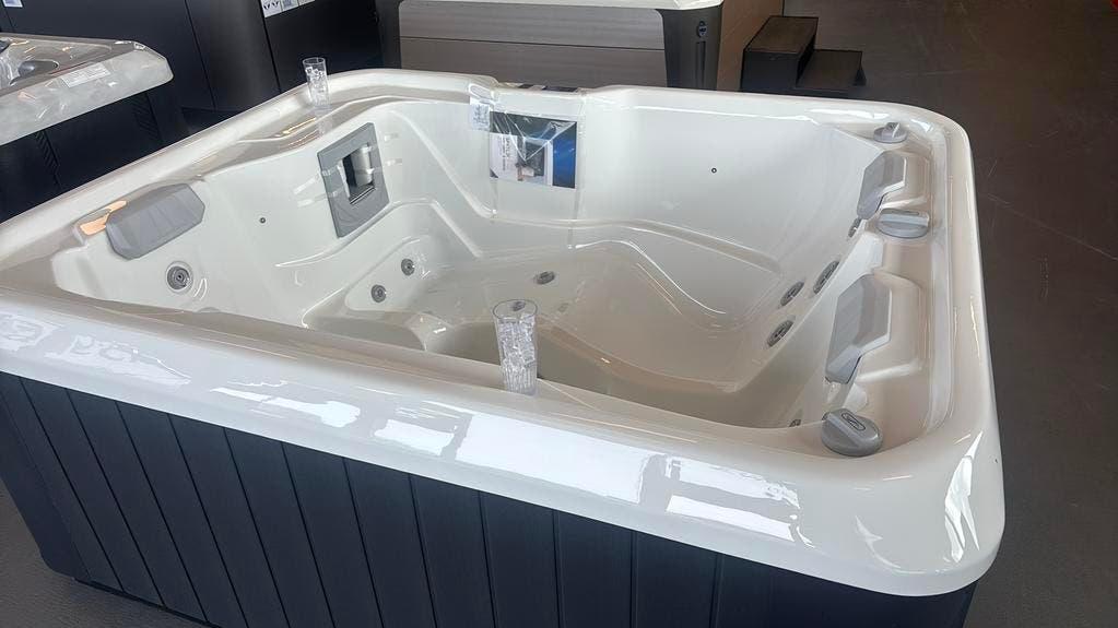 Kleine jacuzzi 2-3 personen nieuw direct leverbaar !, Tuin en Terras, Ophalen, Nieuw, Inbouw, Trap
