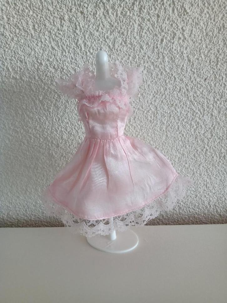 3 Mooie Jurkjes met kant voor (BARBIE) Poppen (3 foto's), Verzamelen, Poppen, Gebruikt, Kleertjes, Ophalen of Verzenden