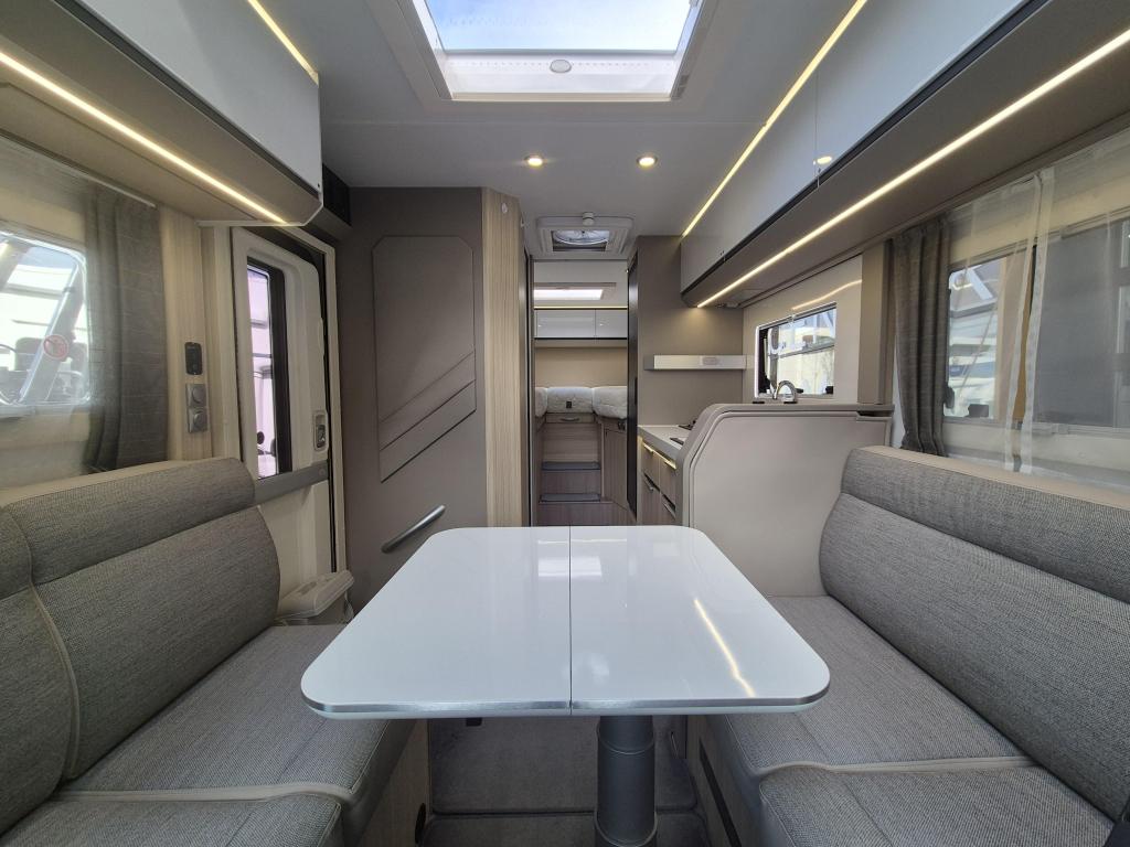 Adria Compact DL Plus 160 pk Automaat, Caravans en Kamperen, Campers, Automaat, Ringverwarming, Fiat, Airbags