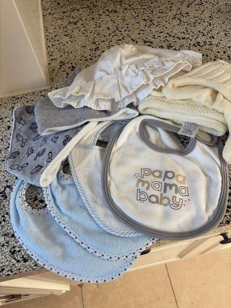 Babykleding pakket: slabbertjes, mutsjes, sjaal, bandeau, Kinderen en Baby's, Babykleding | Overige, Ophalen of Verzenden, Gebruikt