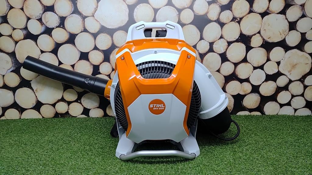 IN NIEUWSTAAT Stihl BRA 600 Prof Ruggedragen Accu Bladblazer, Tuin en Terras, Bladblazers, Stihl, Accu, Ruggedragen, Ophalen of Verzenden