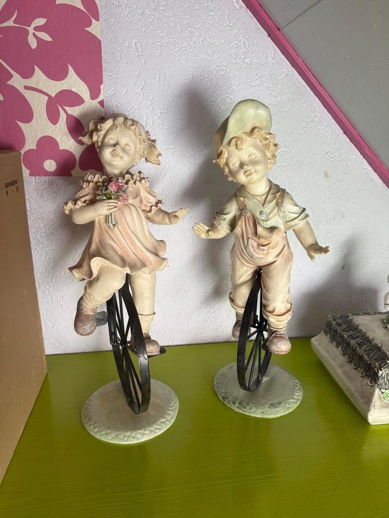 Beeldjes jongen en meisje op eenwieler, Ophalen of Verzenden, Gebruikt, Mens